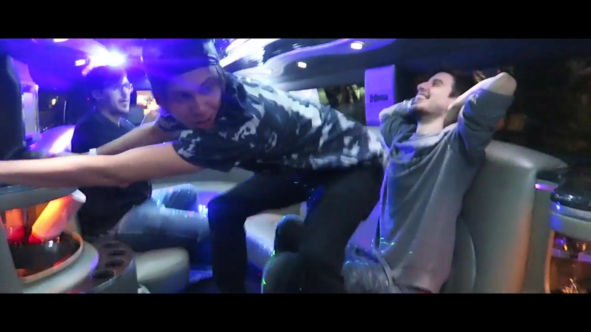 by4leXx01's tweet photo. Momento Épico!! @Rubiu5 @aLexBY11 @mangelrogel XD. https://t.co/2BG5ntNnUP