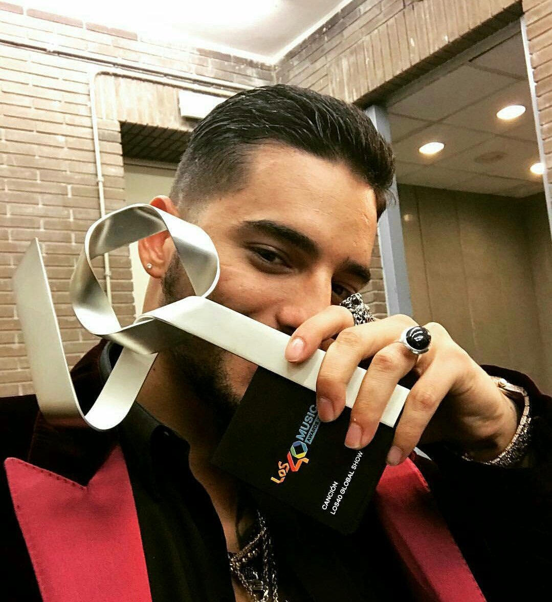 MalumaSite's tweet photo. Nuestro #PrettyBoy #DirtyBoy @maluma recibe el premio a mejor canción Global #BorroCassette en #LOS40MusicAwards estamos muy felices!🎉❤😁 https://t.co/ezYzcFoNnm