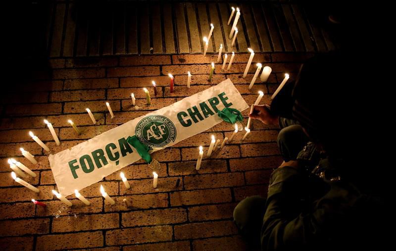 eliseov18's tweet photo. Fuerza Chape https://t.co/8KZpOaBDUp