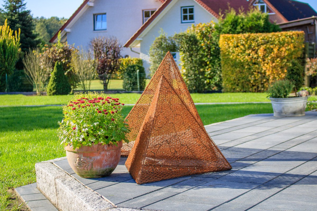 sdstahldesign's tweet photo. #Pyramide #Kairo #handgemacht aus Drahtgeflecht #Edelrost #Patina #LED #Beleuchtung #Garten #Deko #Gartentipps https://t.co/UgVBADGOxi