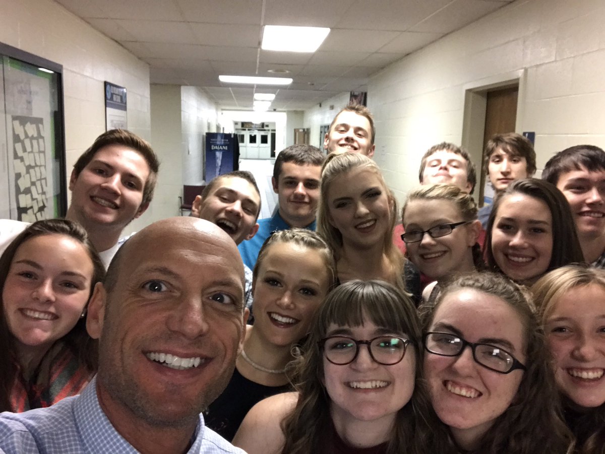 Supt_RSU23_OOB's tweet photo. NHS selfie with the principal! #OOBSchools https://t.co/kqTrVHk6Ed