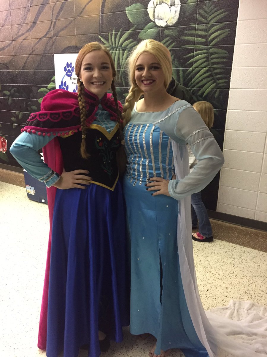 ElemTiger's tweet photo. Elsa &amp; Anna are hanging out @ElemTiger Books for Bingo! https://t.co/nhYtBhz8bV