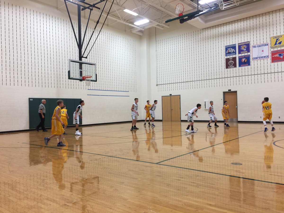 NJH_KNIGHTS's tweet photo. Knights with good D and the lead after the first quarter in the 7th Grade game. https://t.co/SVosJgUso2