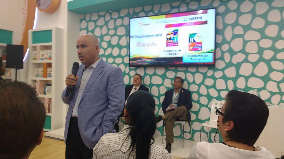 CNFPS_SNTE's tweet photo. El Mtro. @EmigdioCoronado presenta los cuadernillos de trabajo del @CnfsSnte en la #FILGuadalajara
#SomosSNTE 
#UnidadOrgulloCompromiso https://t.co/xffnl88FpK
