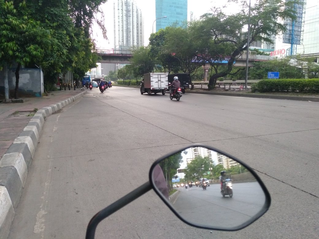 slycahya's tweet photo. @SonoraFM92 jl s.parman ke tomang s/d slipi masih ramai lancar https://t.co/5KVfz0FpO5