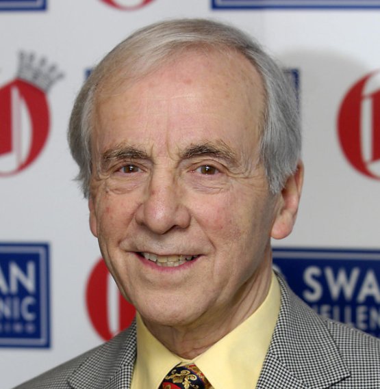 Actor Andrew Sachs battled with dementia before passing away, aged 86, his wife says huff.to/2fLEDmK