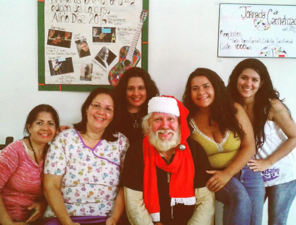 ¡Qué grata visita tuvimos en nuestro ensayo! Preparando conciertos de este finde en #maracay y #caracas #SantaClaus