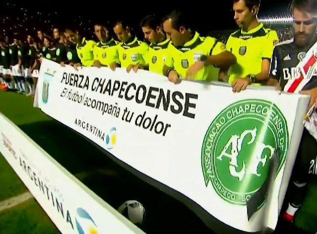 ESPNFutbolClub's tweet photo. El homenaje para Chapecoense antes del partido entre River y Gimnasia por la semifinal de la Copa Argentina. https://t.co/TkKx6CHod9