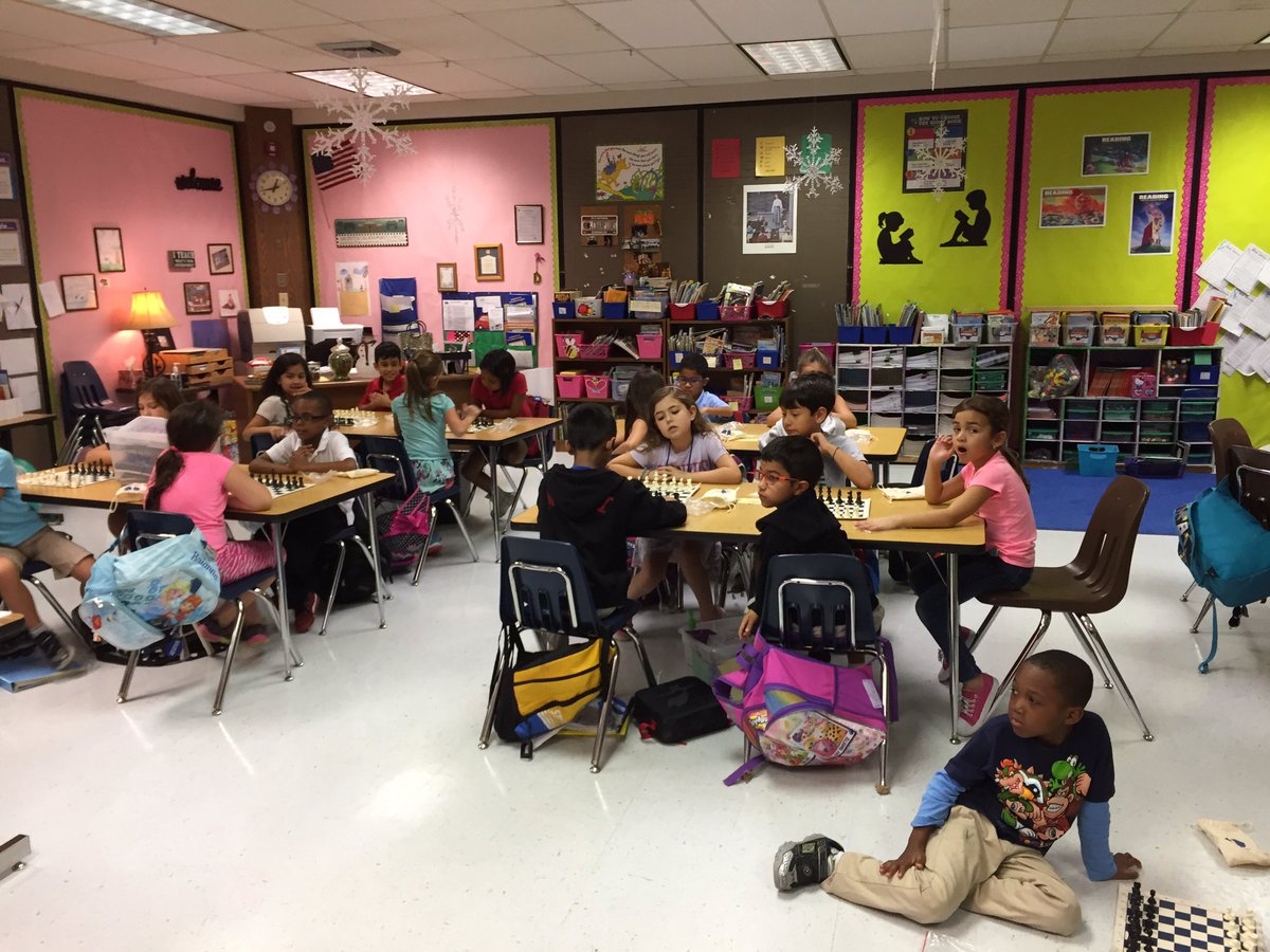 MrsLauraJimenez's tweet photo. Aprendiendo a jugar ajedrez! Learning how to play chess with Mrs. Loaiza's class 👑 @newschester https://t.co/fE1RzUON2f