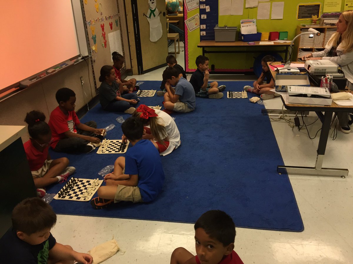 MrsLauraJimenez's tweet photo. Aprendiendo a jugar ajedrez! Learning how to play chess with Mrs. Loaiza's class 👑 @newschester https://t.co/fE1RzUON2f