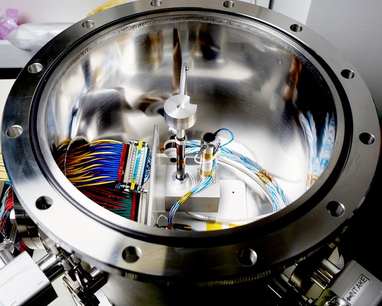 MDCPrecision's tweet photo. Vacuum chamber used to test parts of #Astroscale’s #IDEAOSG1 #satellite: https://t.co/JehfDCSphq #vacuumchamber #MDCVacuum #spacetech #Japan https://t.co/vYoWFaZyO7