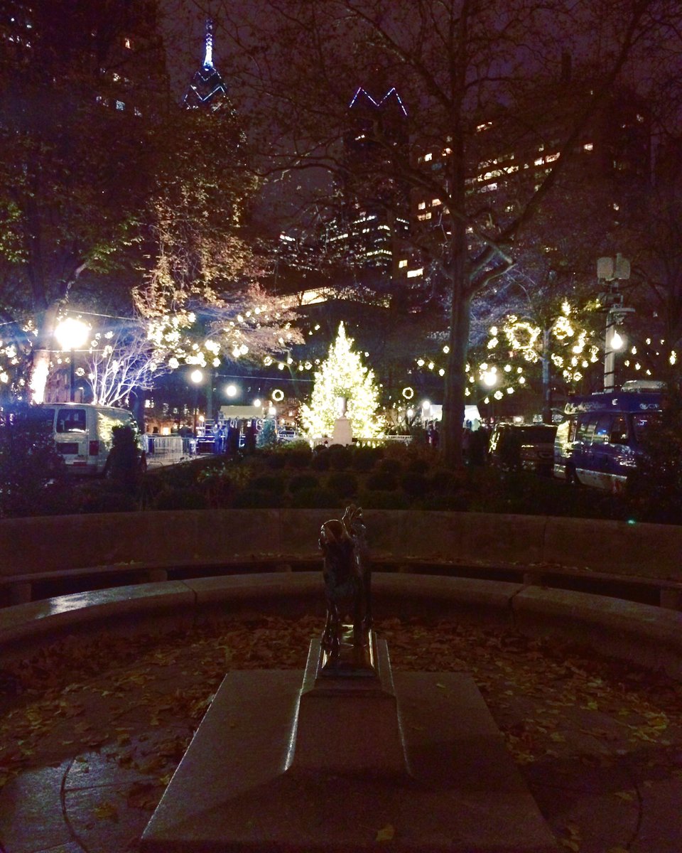 KimLParsons's tweet photo. #Rittenhouse all lit up!!!! It's the most wonderful time of the year! #Advent #ChristmasTreeLighting #RittRow #FriendsOfRittenhouse https://t.co/w8fnguyNap