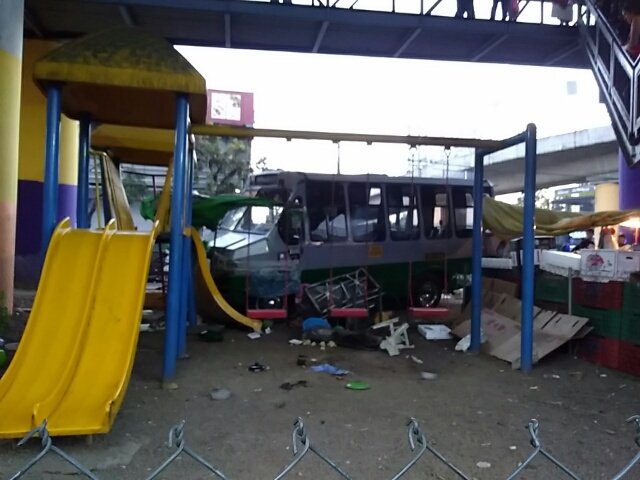 tavojeda5's tweet image. Otra más de transporte público que, ahora, se impacta contra puestos y juegos en Eje 3 Oriente y Taxqueña con reporte de heridos. @retioDF