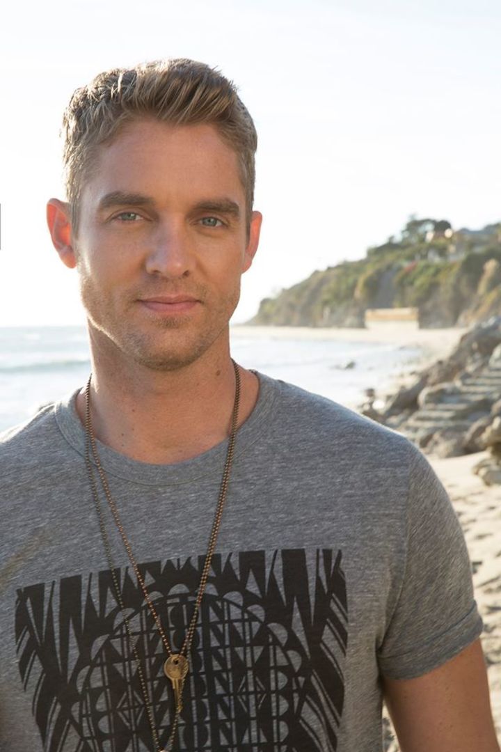 WithElaina's tweet photo. Each Thursday we find out 3 things you probably don't know about your favorite country stars! Tonight, it's Brett Young's turn! #NASHInsight https://t.co/6IBbPcK33v