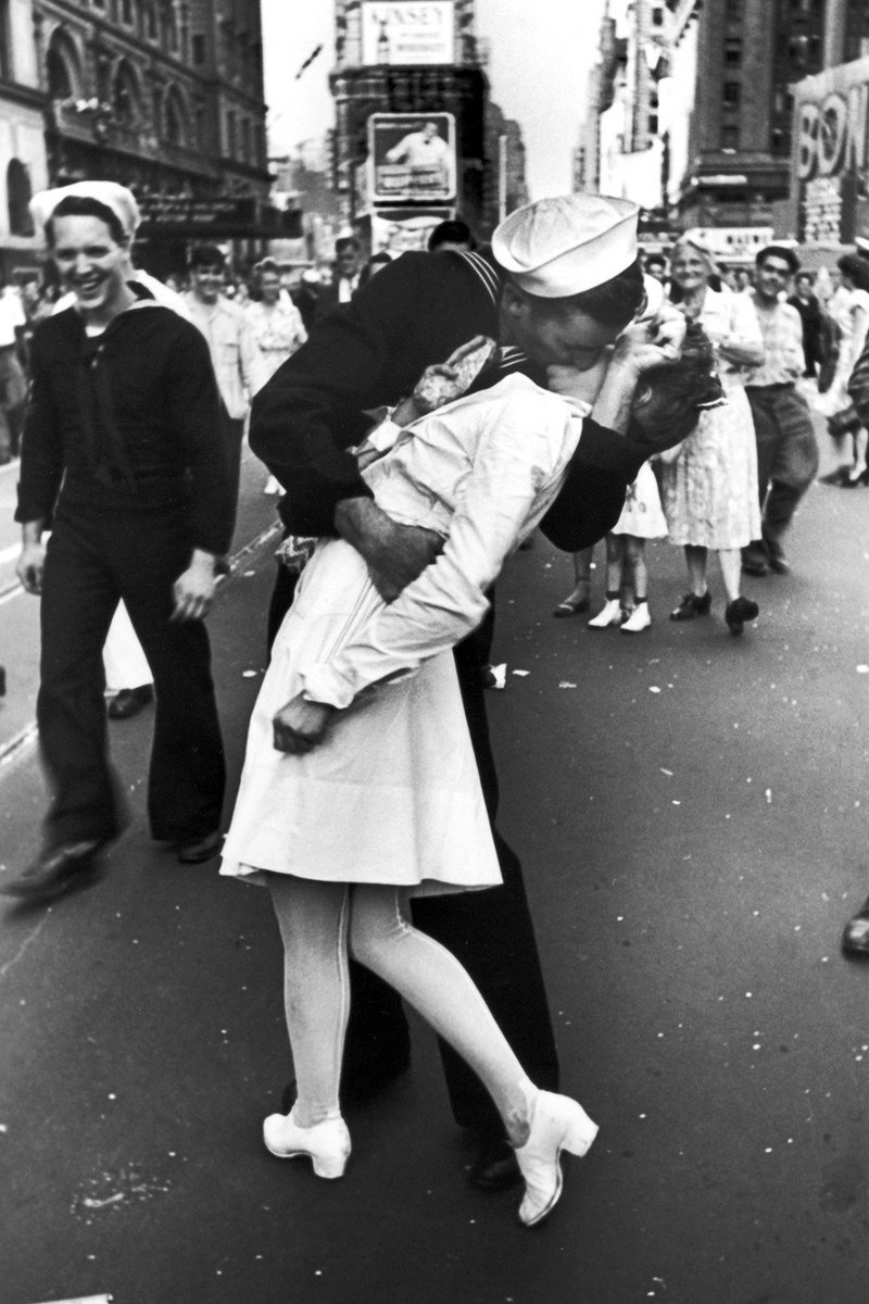 BuzzFeed's tweet photo. 30 powerful pictures that defined American history https://t.co/NArFM4ZBzF https://t.co/uYUKpdHT58