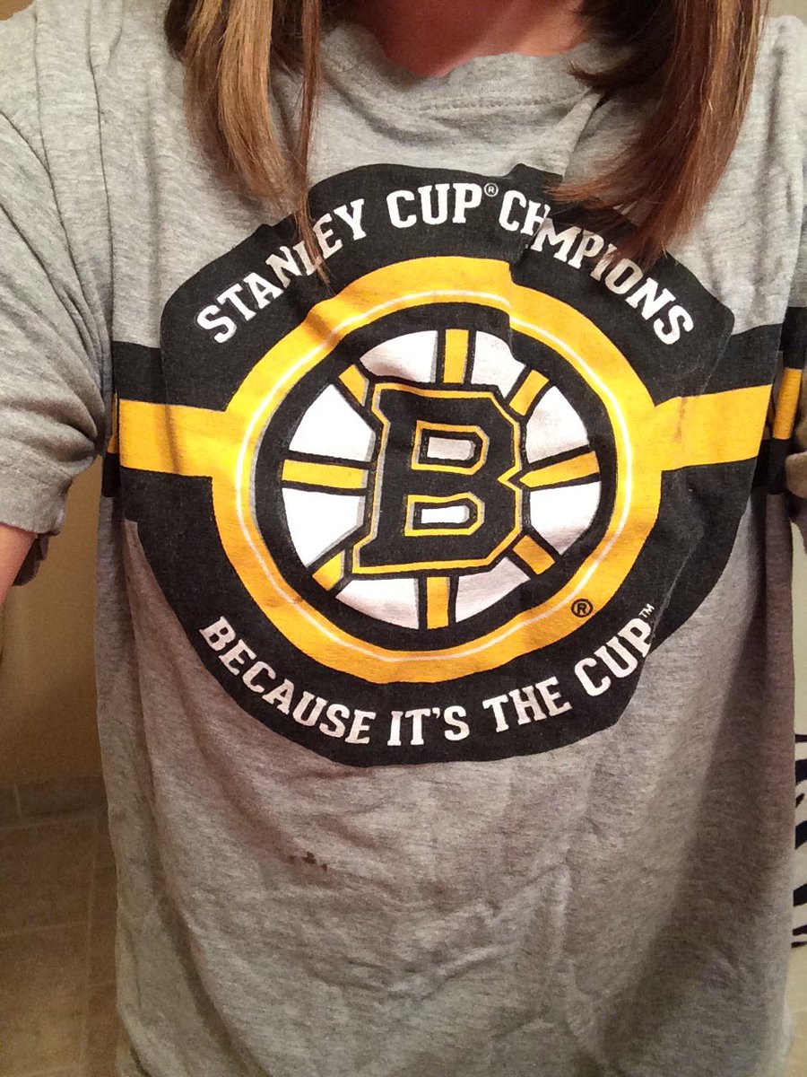 LadyR4ge's tweet photo. Best shirt to wear while you dye your hair! #bruins #hairDyeWillMakeItBetter https://t.co/ygH9kERhzy