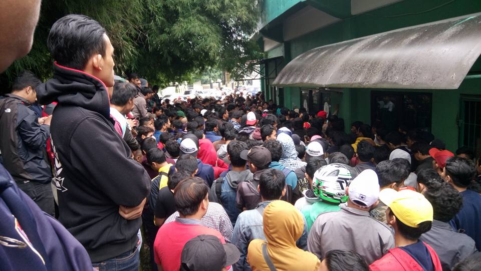 revolupssi's tweet photo. Pagi hari sudah seperti ini antrian pembelian tiket AFF. PSSI memang tidak pernah memanusiakan suporternya. https://t.co/fCxgknNu8i