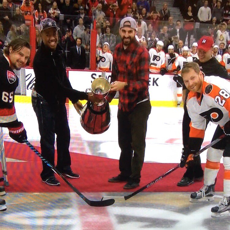 LMBez's tweet image. THAT. WAS. AWESOME. 🎉🔴⚫️🏆🏈 #Sens pay tribute to #Redblacks - #GreyCupChampions 👍🏻 #CFL