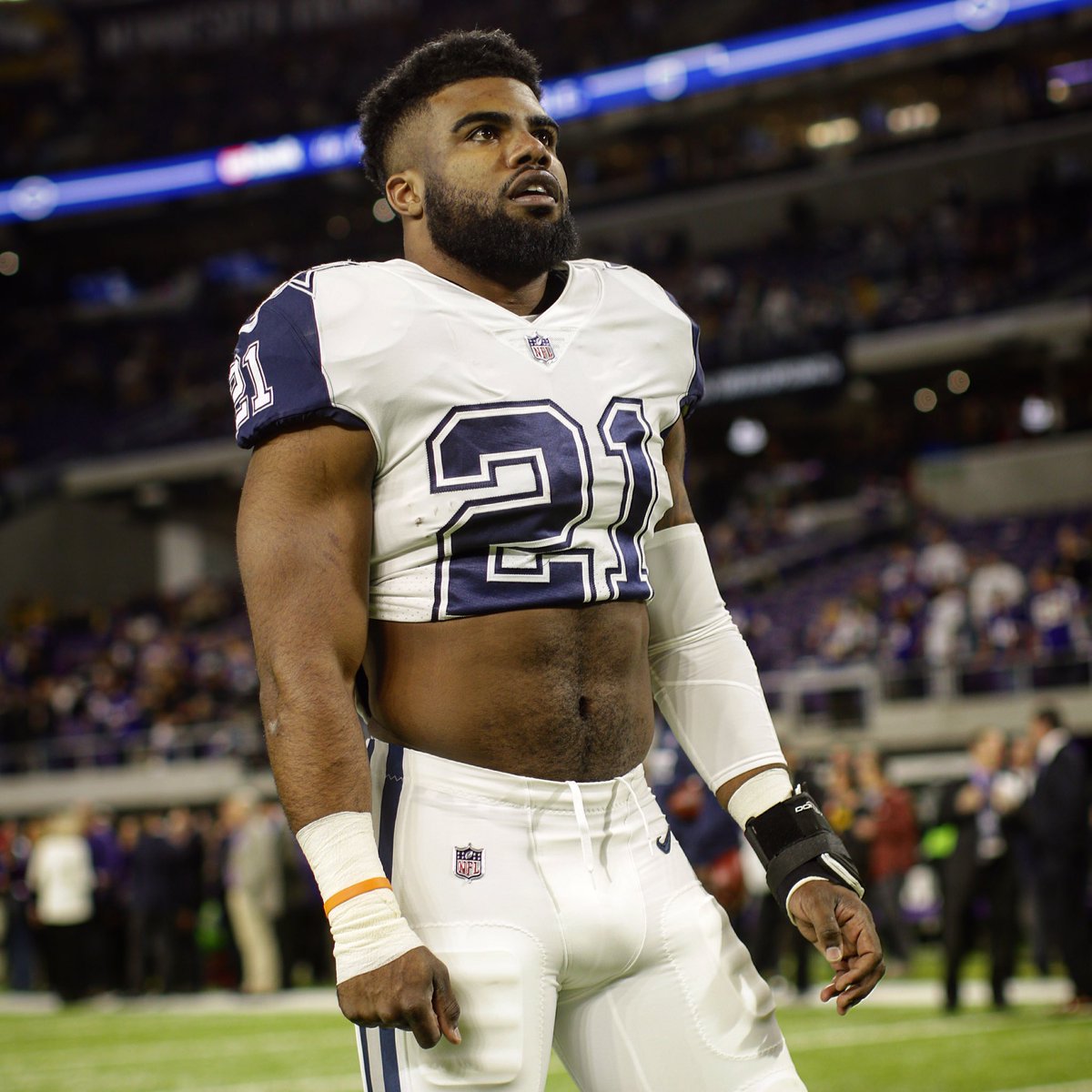 SNFonNBC's tweet photo. #FeedZeke #TNF https://t.co/O2IPTXQLRy