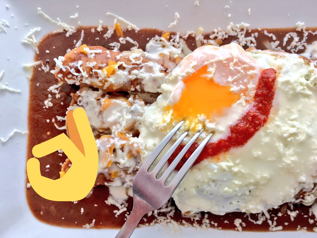 ChrisVignettes's tweet photo. .@Chequelete03 
Y esto 👇🏼Flautas bañadas en salsa de frijol con huevo !! https://t.co/brV3pfchEl