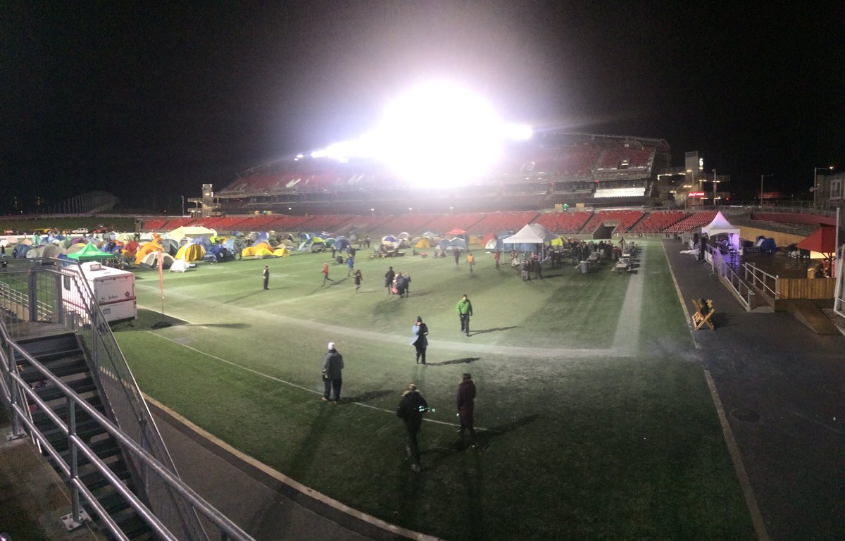 nickyhynes4's tweet photo. Sleep out for youth! @ashburycollege https://t.co/Hzl5oaBPvb