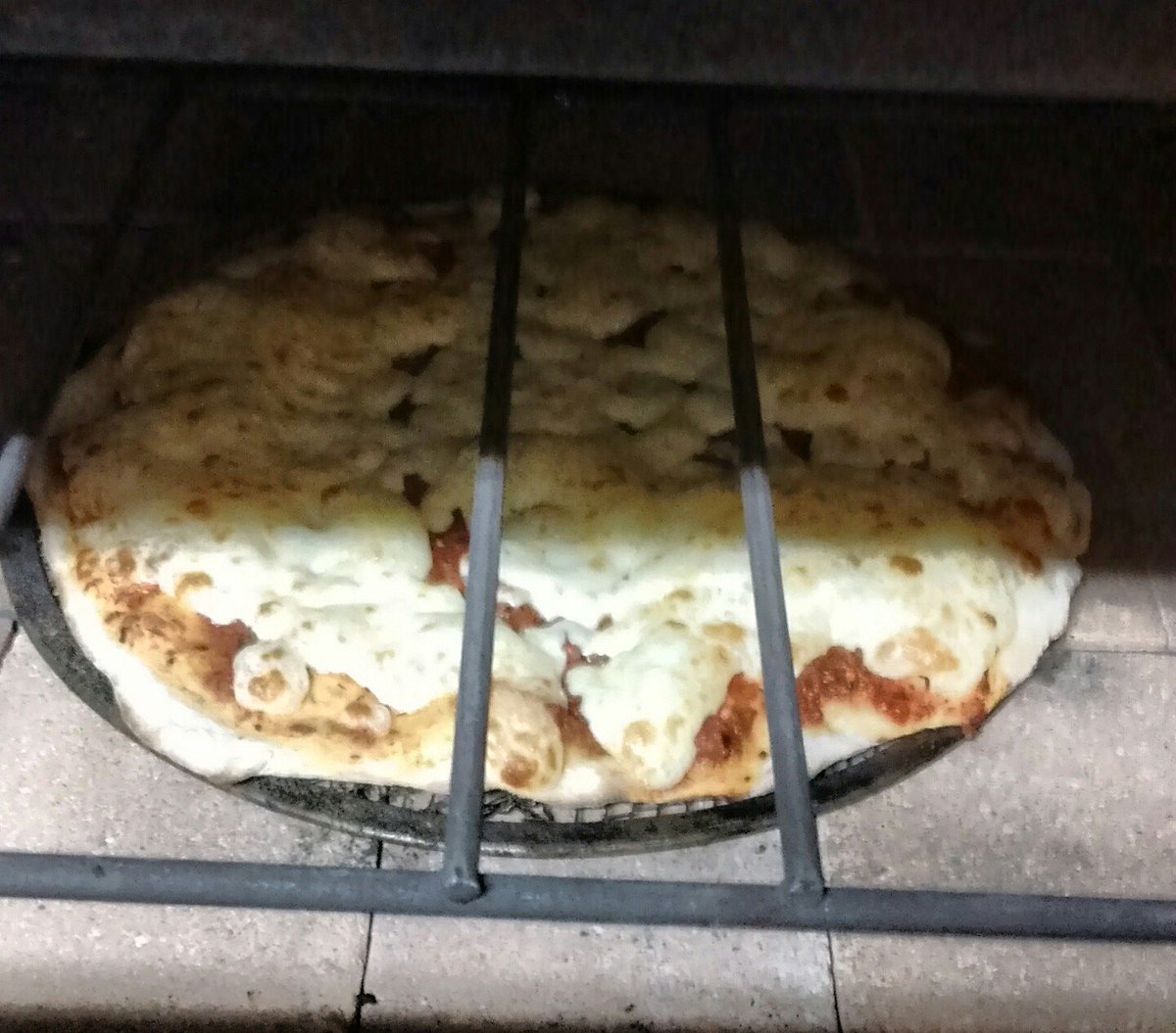 AlitasChicken's tweet photo. Del dicho: "Aquí se cocina la felicidad", sale una muzza para la hinchada 😋 🍕 https://t.co/QH04acHCtn