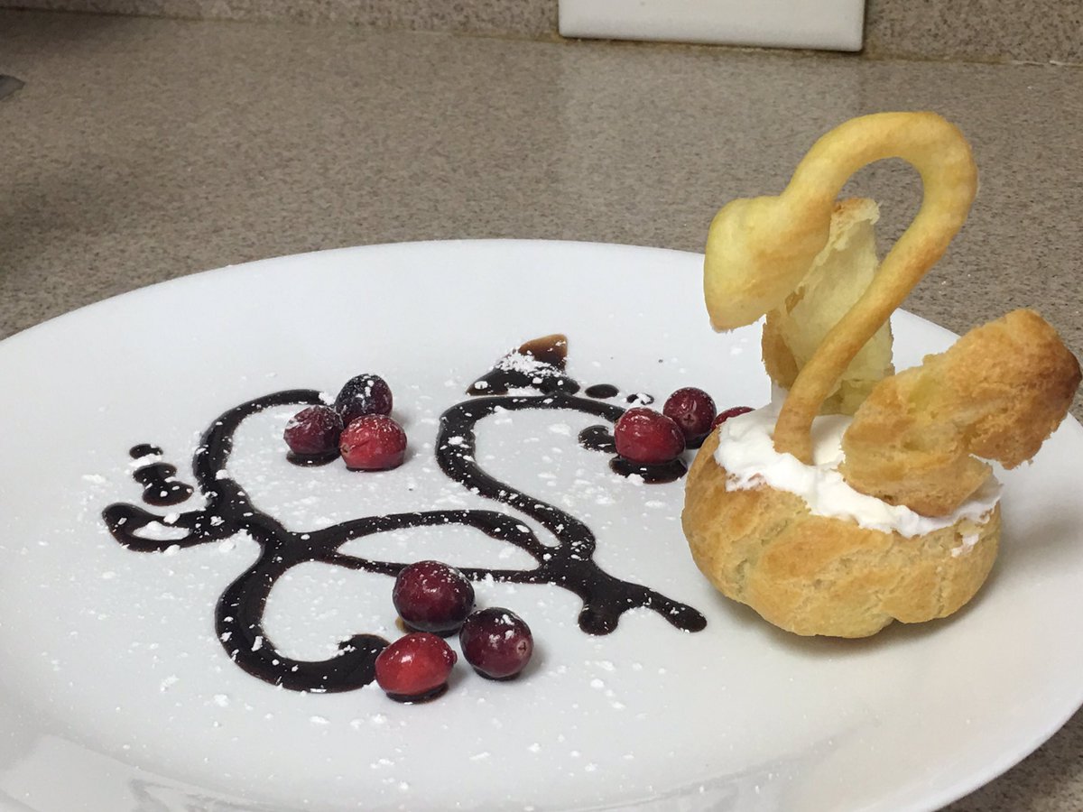 RVfacs's tweet photo. Catering students used plating principles to create an appealing dessert! #RVfacs #rvcatering https://t.co/ILWHk3jY0A