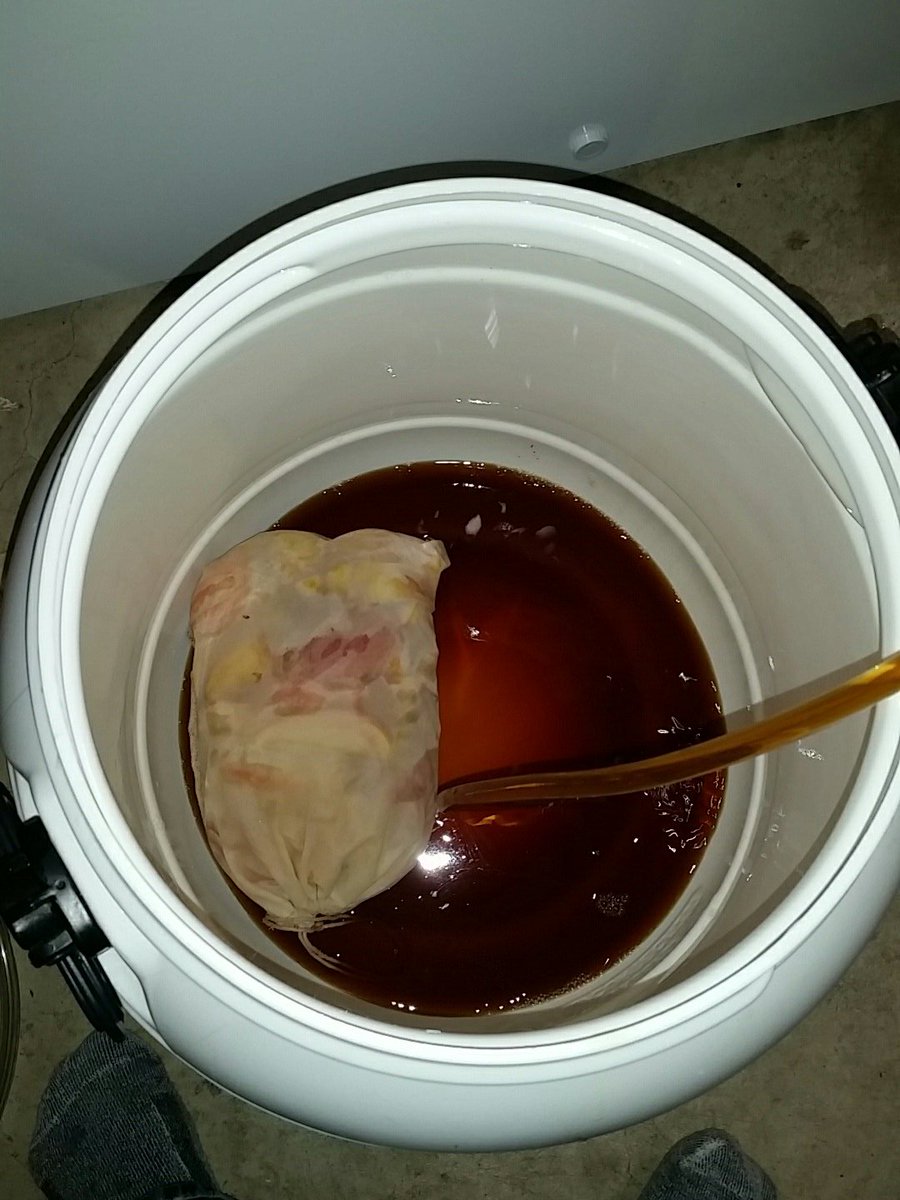 juddchuck's tweet photo. And the #applepieale into secondary onto 4lbs of apples! (10 gal batch) @BrewYourOwn @gamndood #homebrewing #holidaybrews #dryapple-ing https://t.co/H4tpJDV5KY