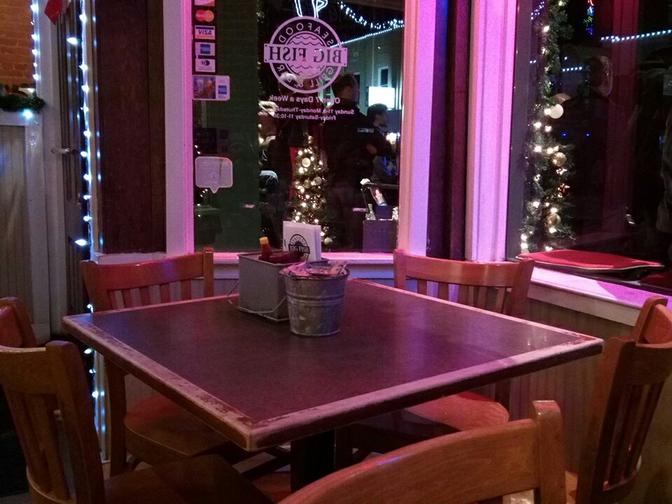 GrapevineBlog's tweet image. Open table @BigFishGvine fit the parade. #grapevinetx