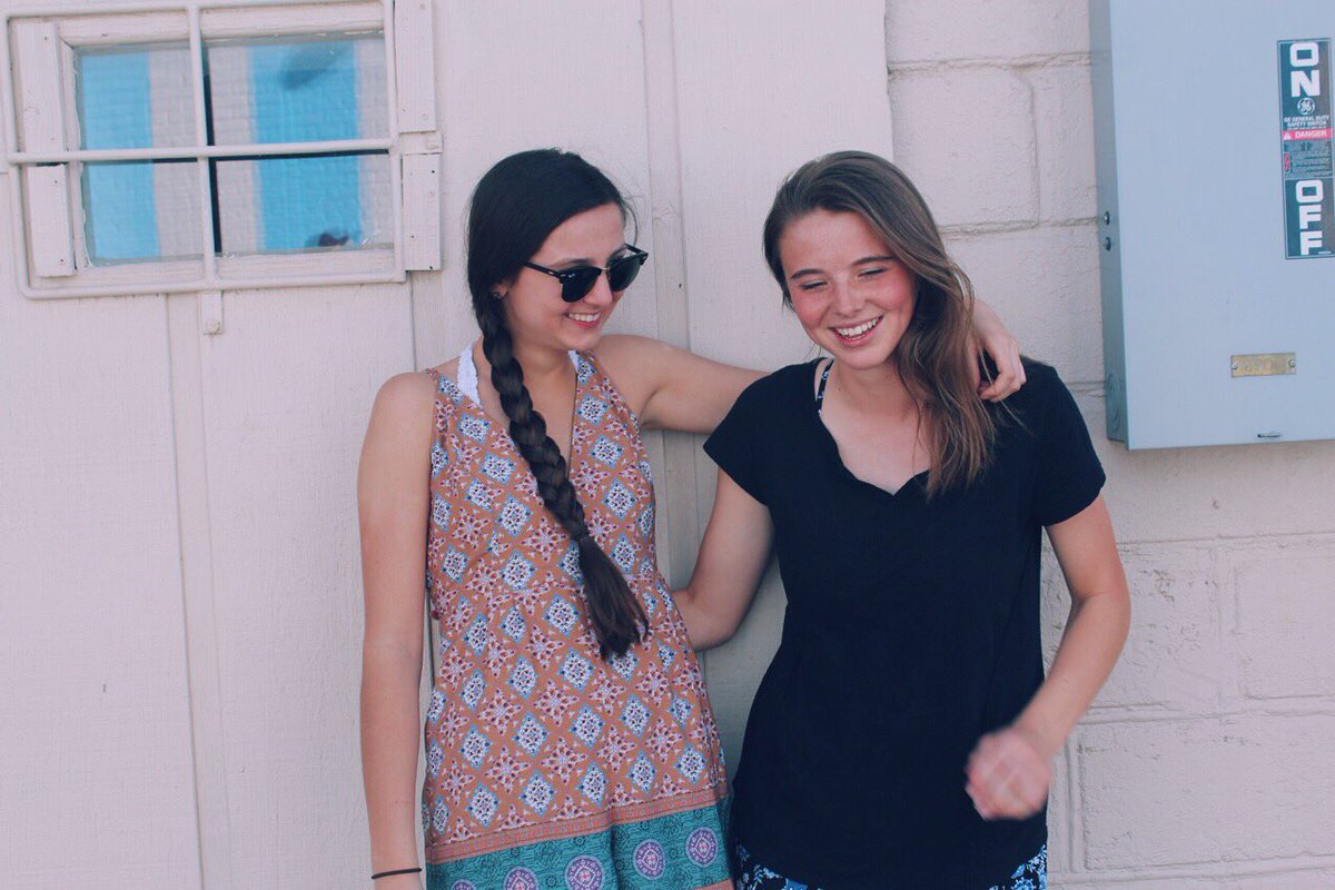 carolinehop3's tweet photo. happy birthday best friend🌻 love and miss you :)) #youarebetterthanfatherryanhomecoming https://t.co/NaJNHFy7w3