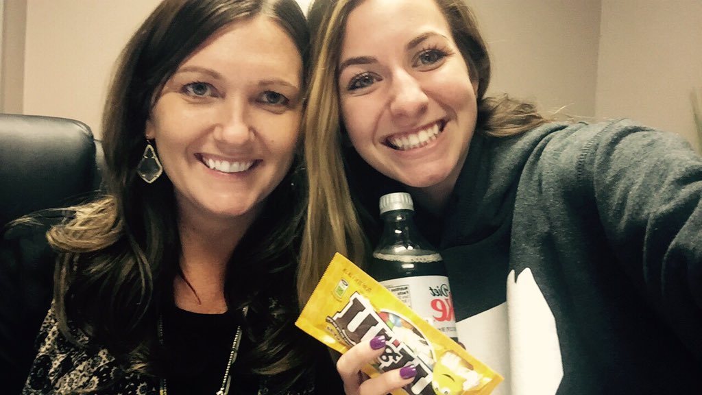 ambermhope's tweet photo. When one of your girls stops by to bring you a treat @FreemanJadyn #happymoments #lovemygirls #lateworknight https://t.co/sjJnLvtJbb