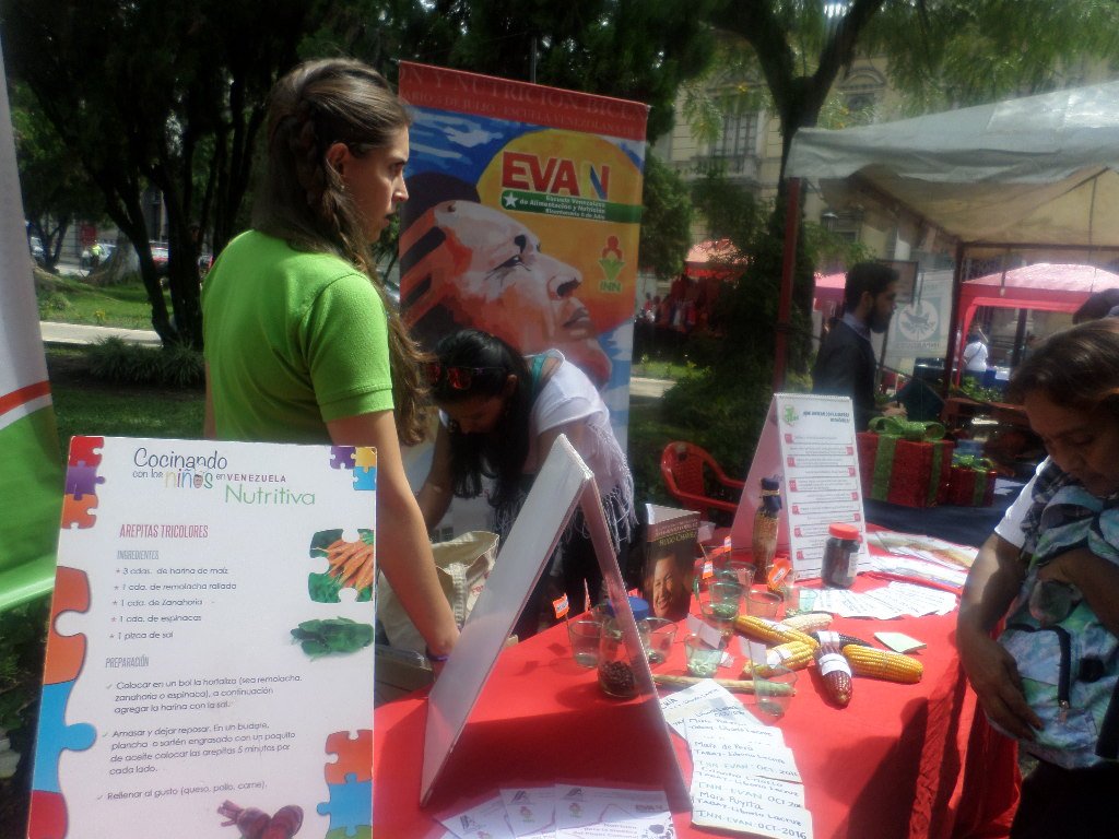NOTIANDES24's tweet photo. Productores Comunales Merideños instalaron primer Expo CLAP Navideño 2016 https://t.co/WEokZsAVto @InfoComunasMda @GabineteDePaz @GobAlexisR https://t.co/pyK2mFFRly