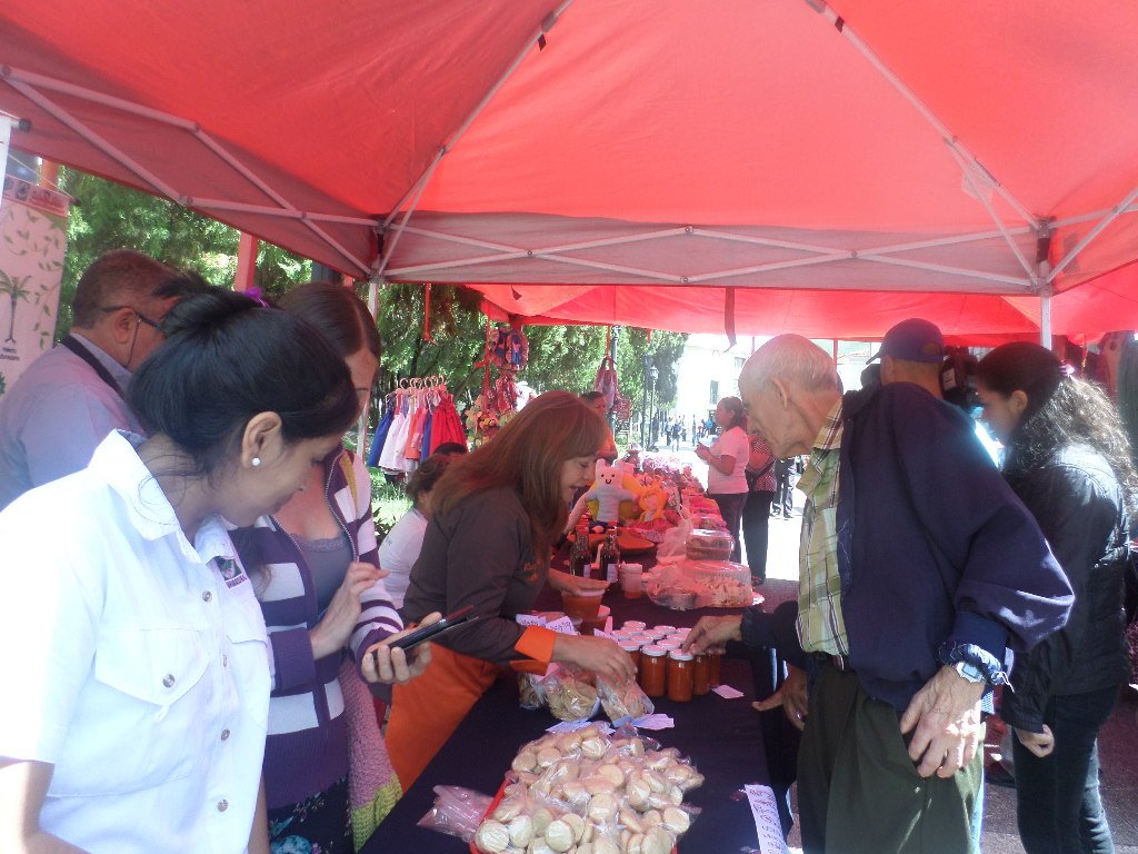NOTIANDES24's tweet photo. Productores Comunales Merideños instalaron primer Expo CLAP Navideño 2016 https://t.co/WEokZsAVto @InfoComunasMda @GabineteDePaz @GobAlexisR https://t.co/pyK2mFFRly