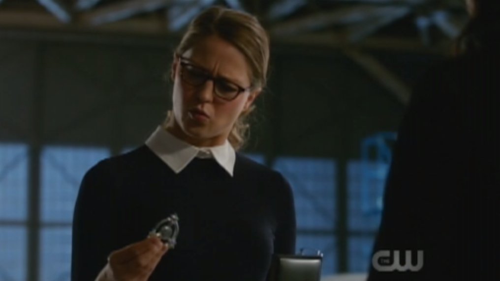 NatalieAbrams's tweet photo. Kara: "What is it?"
Me: An easier way for the CW superhero shows to do crossovers #LegendsofTomorrow #Supergirl #DCWeek https://t.co/5wm6y5vvxV