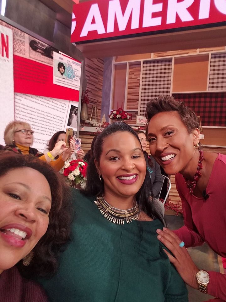 SaveWithAsh's tweet photo. It was a pleasure to take this quick selfie with @RobinRoberts. My family &amp; I had a great time at @GMA! https://t.co/gTZH6nKFIU