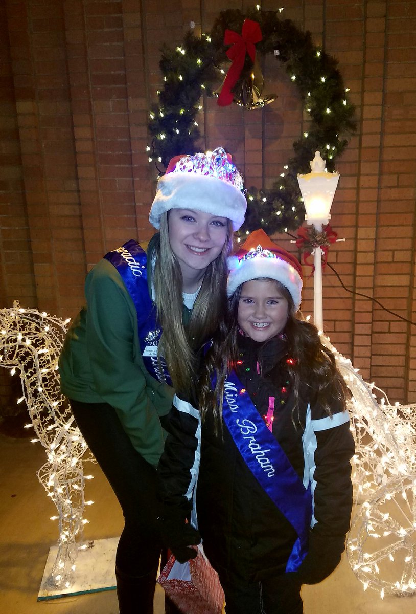 mommabeck4's tweet photo. Kaylie and Ariah had a great time at Braham's Christmas tree lighting ceremony! @Braham_Amb @kayliepaitl @emily3lindquist https://t.co/oOlRbpBMsq