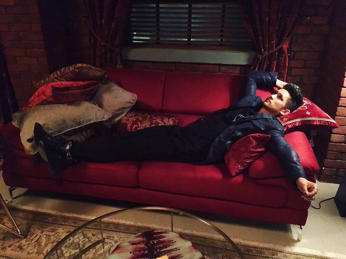 mazziblink's tweet photo. This pose just oozes sex appeal. Alec where you at? Your man's waitin' for you to ride him and shower him with kisses #DMTgutter https://t.co/mQJ6rKQcjr
