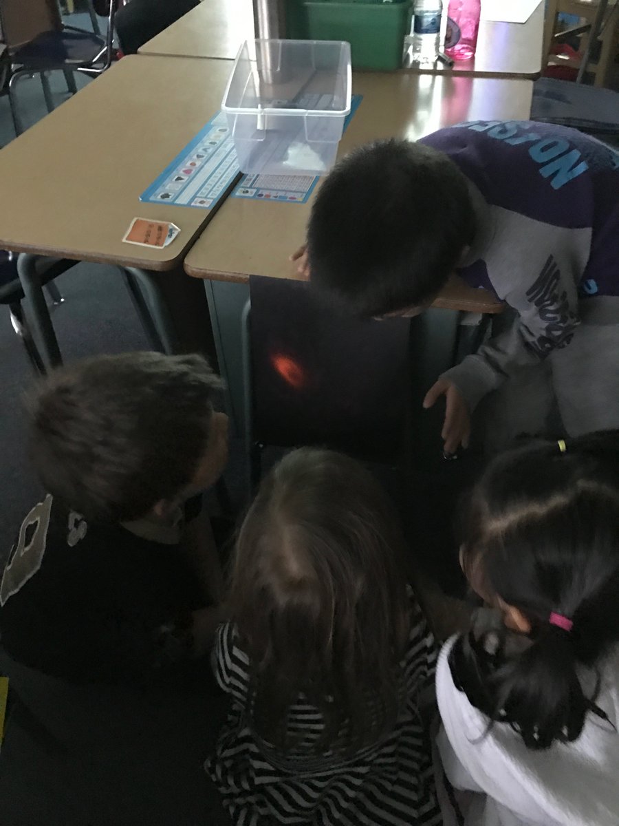 MrPazol96's tweet image. In the dark exploring how light travels through different materials! #inspire96 #tciscience @MrPazol96