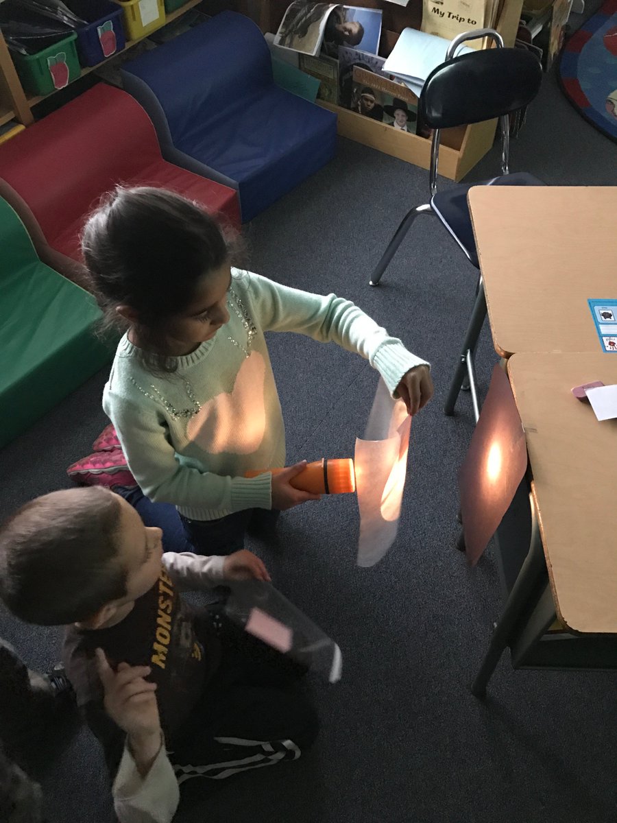 MrPazol96's tweet image. In the dark exploring how light travels through different materials! #inspire96 #tciscience @MrPazol96