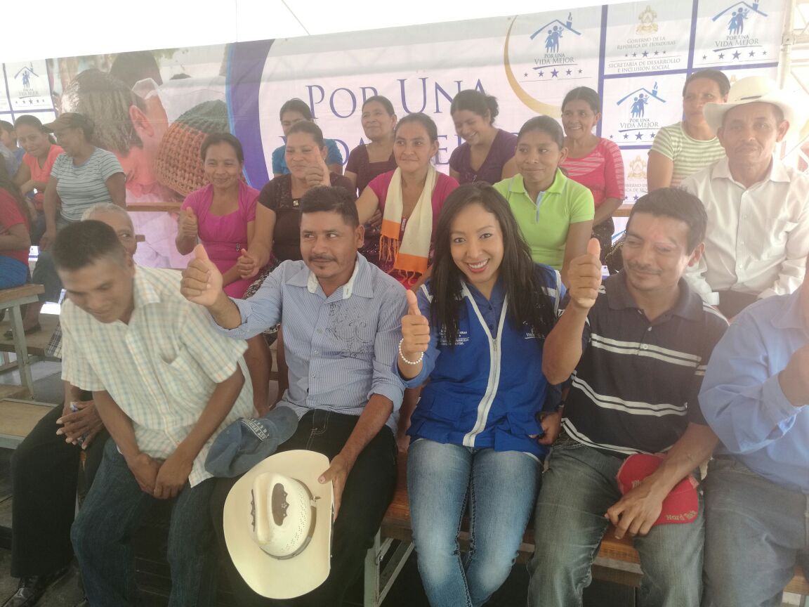 LissiCano's tweet photo. Pte @JuanOrlandoH entrega más de 1300 beneficios de @VidaMejorHN en #Curaren. #VamosPorMasCambios #AdelanteJOH https://t.co/y1Dufsirrl