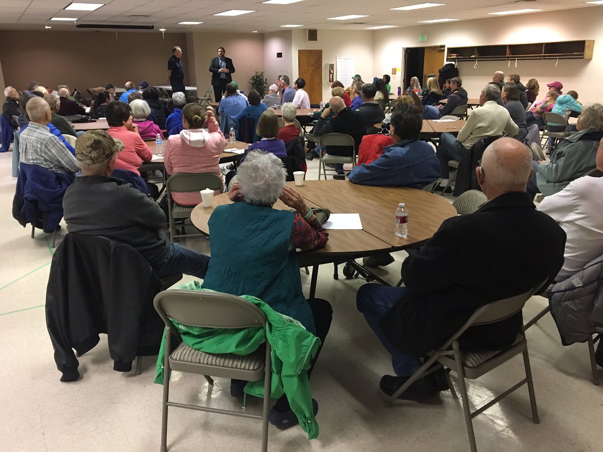 MNeitroCO's tweet photo. #GreenMountainFire meeting in #Lakewood. @StanBushTV with residents concerns at 10pm. https://t.co/8NSp4vo8Fm