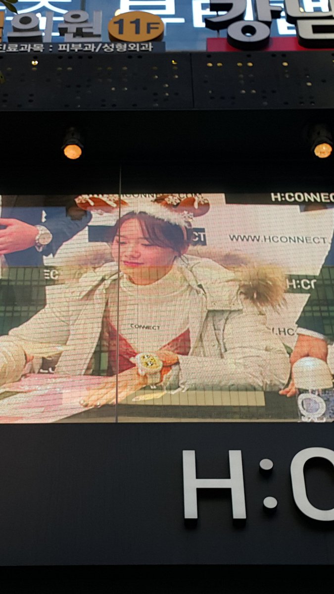 [PIC][02-12-2016]YoonA tham dự sự kiện Fansign "Love & Thanks Festival!" của thương hiệu H:CONNECT tại Gangnam Flagship Store vào chiều nay - Page 2 Cyp0di7VIAA570v