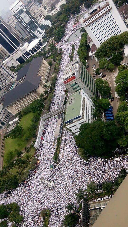 irchamm's tweet photo. Kelak foto" ini akan menjadi bukti Anak Cucu kita bahwa Islam di Indonesia 🇮🇩 itu besar sekali #SuperDamai212 https://t.co/o9E6Dj4FzW