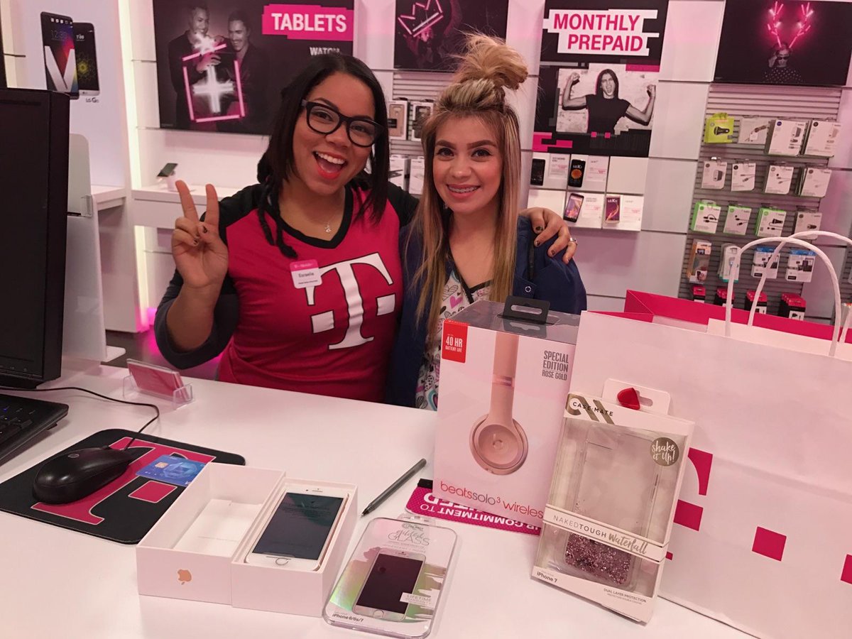 EsraeliaTMOBILE's tweet photo. My girl got hooked up today! #accessorized #LethalLathrop #edubnation #beats #iphone7 @krodrig212 @LathropChief https://t.co/LcZDoZJyn7