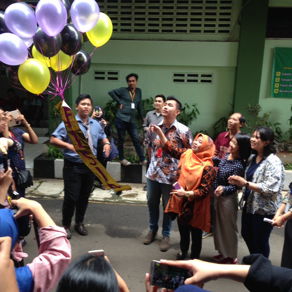 FisipDays's tweet photo. Pelepasan balon oleh Dekanat untuk meresmikan acara ulang tahun FISIP yang ke 19🎈 https://t.co/3WWkBUBTM1