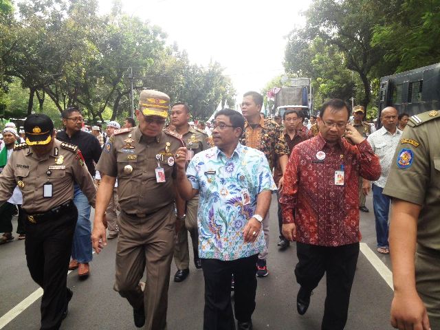 PLT Gubernur DKI Jakarta, Soni Sumarsono menyediakan 10 ribu air mineral untuk massa aksi bela islam III. tempo.co/live #TempoLive