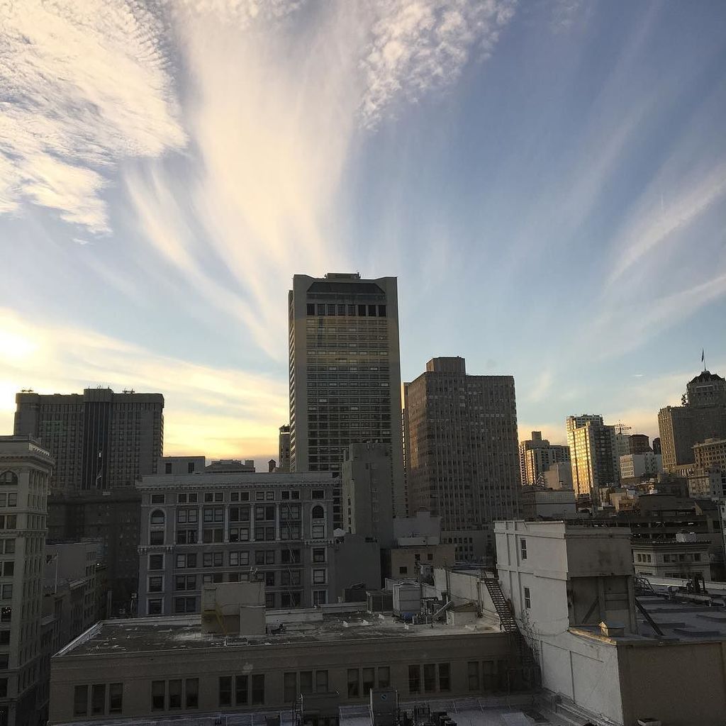 Repolished's tweet image. There is one great thing about daylight savings! I get to see the sunset from the office e… ift.tt/2gStFYT