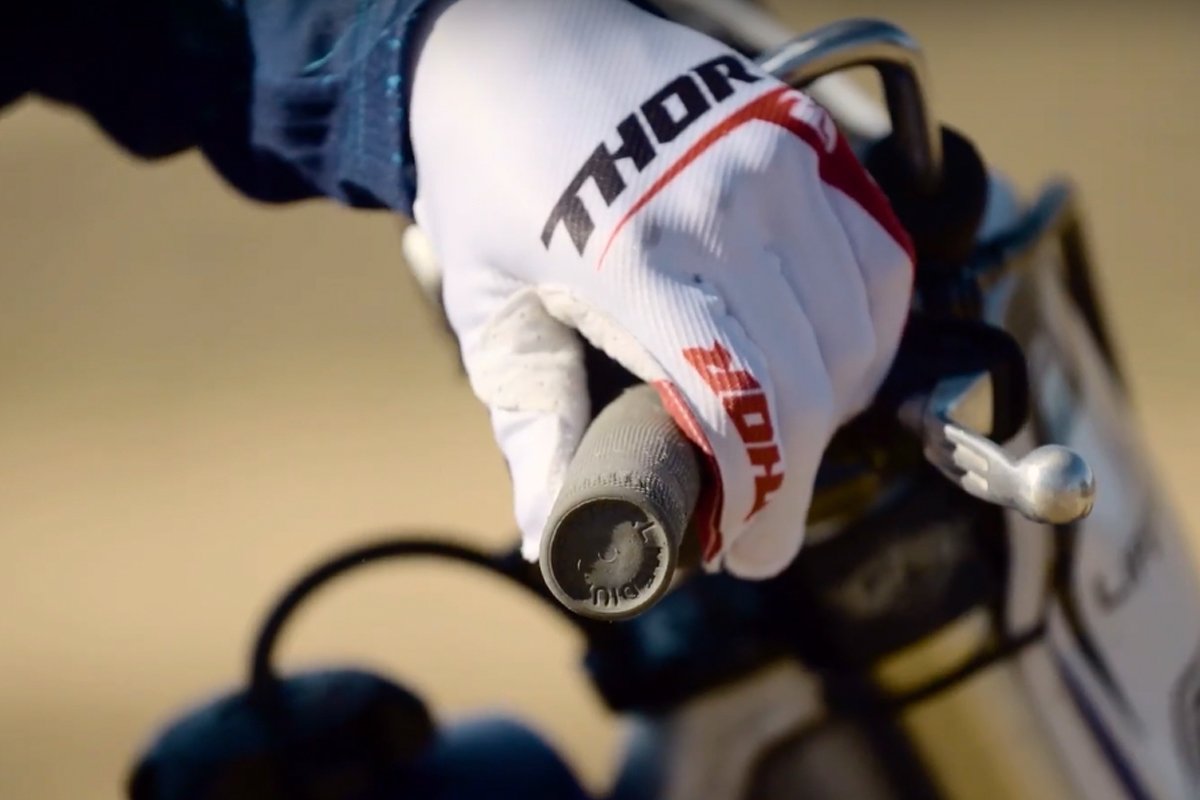 motoonline's tweet photo. Viral: Seams Different ft. Jarryd McNeil - Thor's brand new Invert glove in action with FMX ace. https://t.co/Op1X2HJWq1 https://t.co/bKfwNresjB