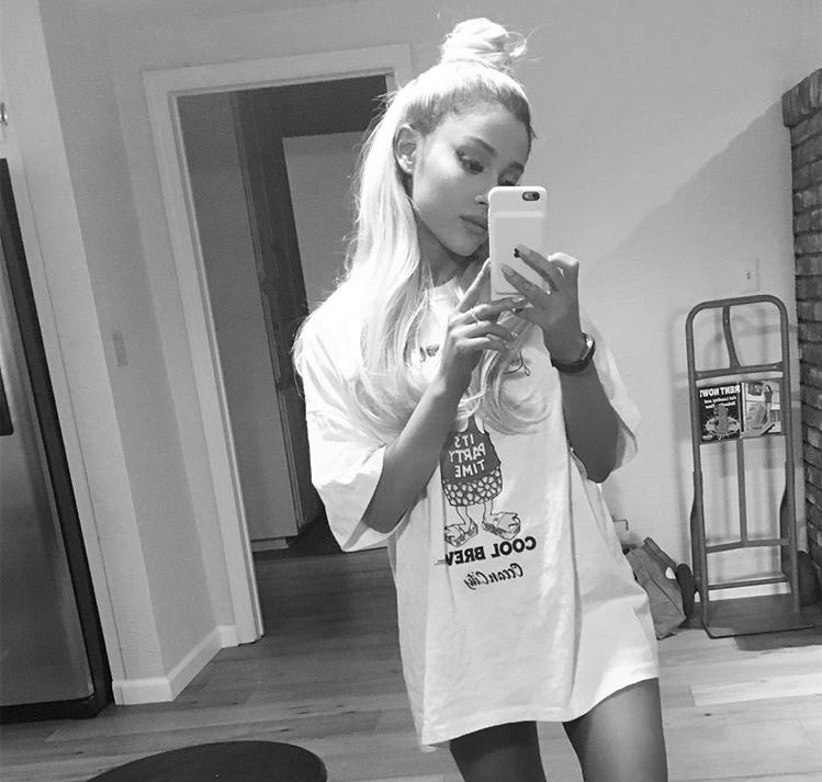 AriGrandeSIRP's tweet photo. been here all night 💋 https://t.co/paP2JnkUfD