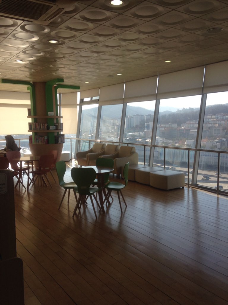 ebebeb1004's tweet photo. 이곳이 어디냐구요?
#성남시 판교환경에너지시설 전망대 북카페랍니다
기존 소각장이미지 탈피
시민들이 친근하게 이용할수있게 소각장 굴뚝을 활용한 시민친화적시설입니다
판교 전망이 한눈에😁😆
한번 방문해 보세요! https://t.co/2BGDQggWHj